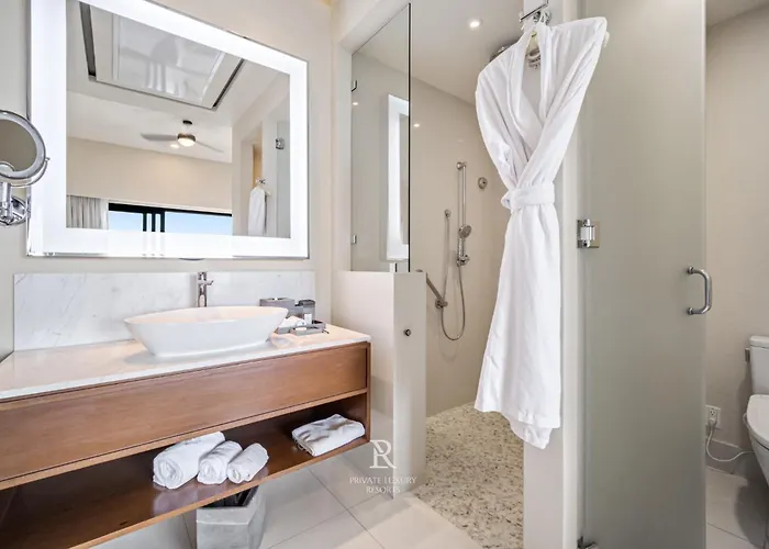 Three Bdr Ocean Front Lockoff - La Valencia Resort